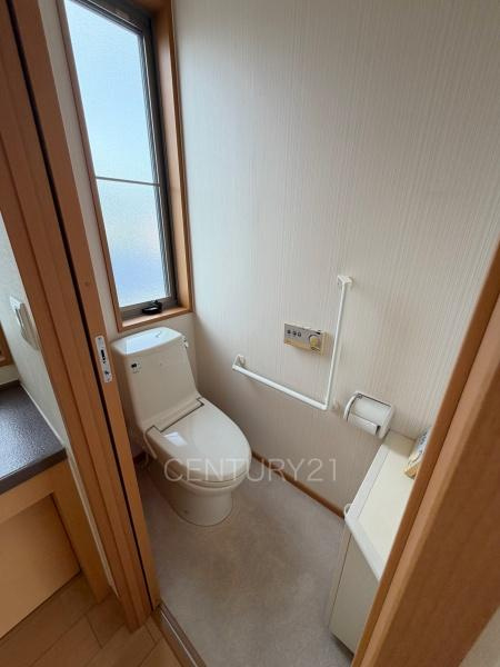 大泉町大字吉田中古一戸建てのトイレ|２階トイレです。
温水シャワー洗浄機能付き。
手摺り付きです。