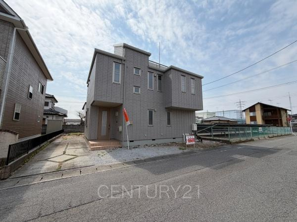大泉町大字吉田中古一戸建ての前面道路含む現地写真|通行者から目線が合いづらい立地条件です。