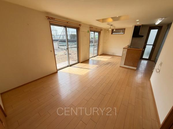 大泉町大字吉田中古一戸建ての居間・リビング|大きいソファーがおける広々リビング