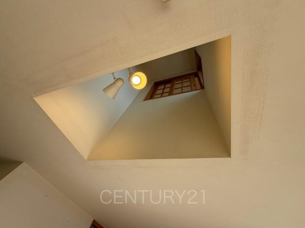 大泉町大字吉田中古一戸建ての居間・リビング|吹き抜けのある明るいリビングです。