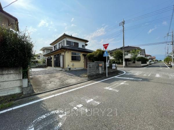 前橋市鶴が谷町１期の前面道路含む現地写真|並列駐車可能な駐車場