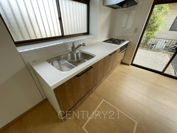 前橋市鶴が谷町１期のキッチン|シンクも大きく洗い物もしやすい浄水器付。シャワーヘッドは引き出し可能、シンクの隅々まで洗い流せます。