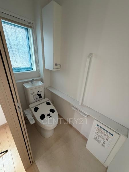 大泉町大字寄木戸中古住宅のトイレ|２階トイレです。
温水シャワー洗浄機能付き。
手摺り付きです。