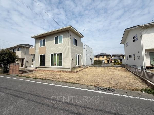 大泉町大字寄木戸中古住宅の前面道路含む現地写真|並列駐車可能な駐車場スペースです。