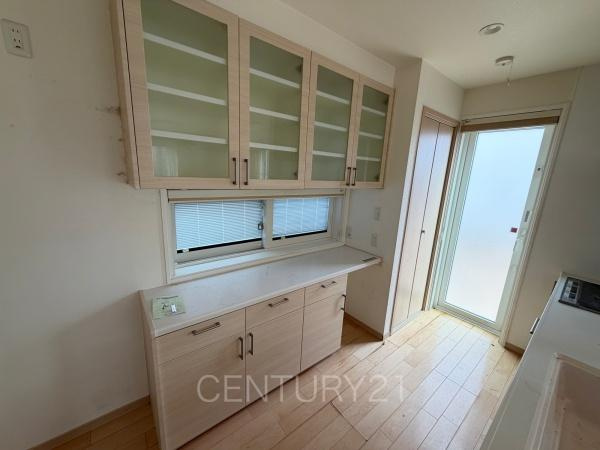 大泉町大字寄木戸中古住宅のキッチン|カップボード付き。