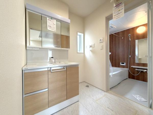 横浜市旭区中沢３丁目の新築一戸建の独立洗面台|お化粧もしやすい三面鏡付き独立洗面台、
収納もしっかりあり、洗剤などもしまっておけます。

