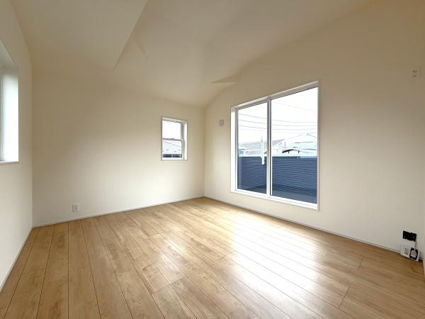 横浜市旭区中沢３丁目の新築一戸建の洋室|三面採光の明るく、落ち着きのある洋室！
休日はこちらでおくつろぎ下さい♪