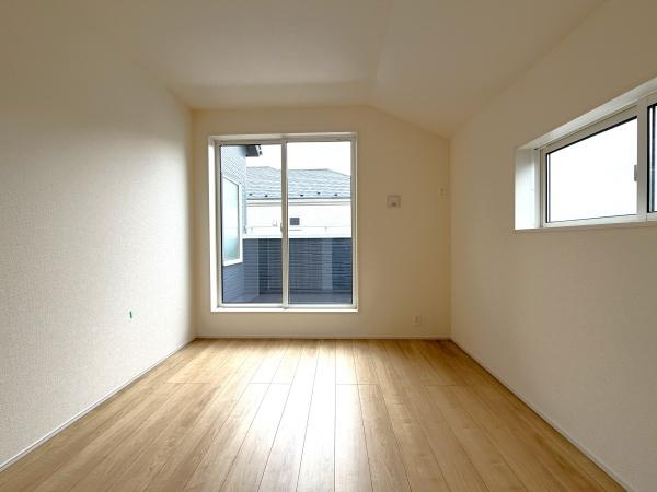 横浜市旭区中沢３丁目の新築一戸建の洋室|クローゼットもあるので収納にも困りません！
荷物が多い方にも安心です。