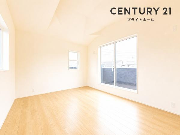横浜市旭区中沢３丁目の新築一戸建の洋室|三面採光の明るく、落ち着きのある洋室！
休日はこちらでおくつろぎ下さい♪
