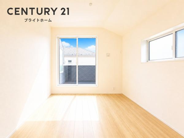 横浜市旭区中沢３丁目の新築一戸建の洋室|クローゼットもあるので収納にも困りません！
荷物が多い方にも安心です。