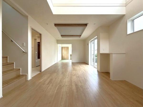 横浜市旭区中沢３丁目の新築一戸建の居間・リビング|窓からは明るい光が差し込みます！
電気をつけなくても明るいです。