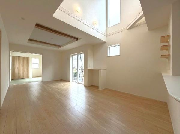横浜市旭区中沢３丁目の新築一戸建の居間・リビング|家族が自然と集まるリビングは
落ち着きのある空間です♪