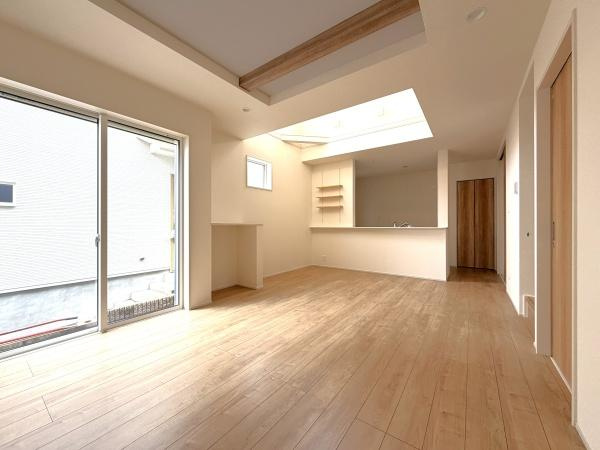 横浜市旭区中沢３丁目の新築一戸建の居間・リビング|自慢したくなるリビング！
形も良く家具の配置にも困りません。