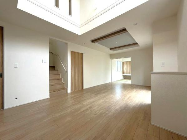 横浜市旭区中沢３丁目の新築一戸建の居間・リビング|吹抜けを採用していて開放感があり電気をつけなくても明るいです♪
