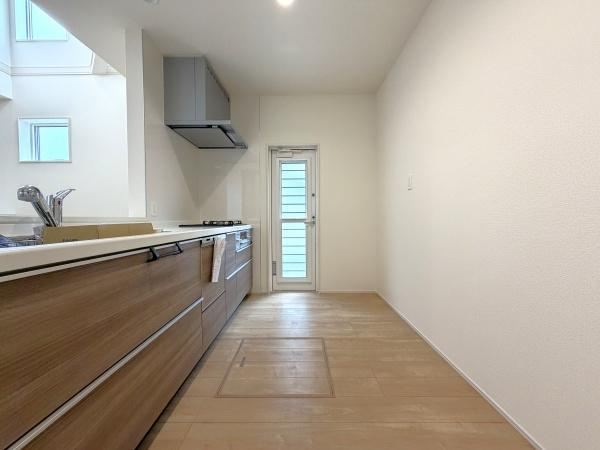 横浜市旭区中沢３丁目の新築一戸建のキッチン|広々としたキッチンは、
落ち着いて料理が出来ます！