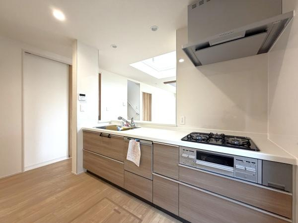 横浜市旭区中沢３丁目の新築一戸建のキッチン|食洗器付きなのは家事の負担を軽減してくれる嬉しいポイント♪
広々としたキッチンはお子様と並んでお料理できます。