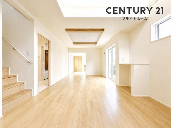 横浜市旭区中沢３丁目の新築一戸建の居間・リビング|窓からは明るい光が差し込みます！
電気をつけなくても明るいです。
