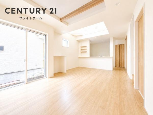 横浜市旭区中沢３丁目の新築一戸建の居間・リビング|自慢したくなるリビング！
形も良く家具の配置にも困りません。