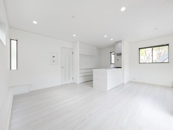 横浜市港南区上大岡東３丁目の新築一戸建の居間・リビング|家族が自然と集まるリビングは
落ち着きのある空間です♪