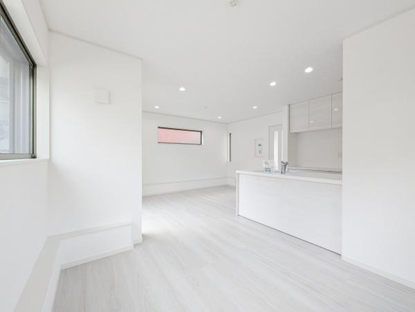 横浜市港南区上大岡東３丁目の新築一戸建の居間・リビング|自慢したくなるリビング！
形も良く家具の配置にも困りません。