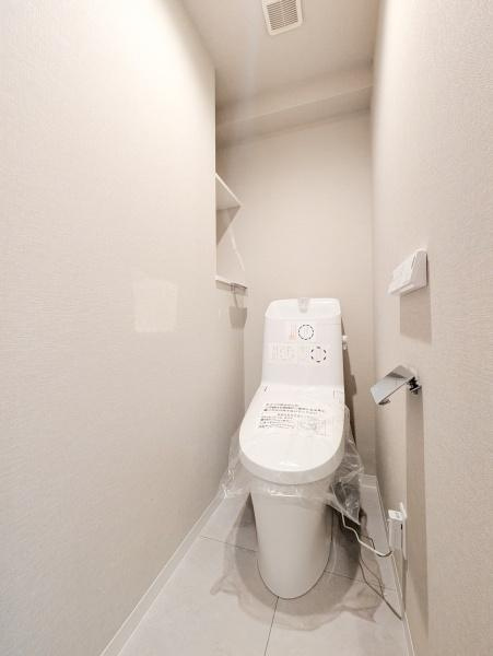 上大岡セントラルハイツＢ棟のトイレ|清潔感のある内装のすっきりとしたデザインのトイレです。
水周りが綺麗だと安心ですね。

