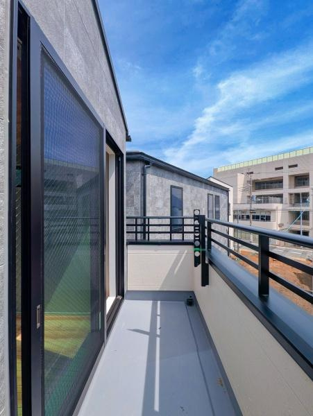 横浜市南区平楽の新築一戸建のバルコニー|明るく広いバルコニー♪
春は桜が望めます！