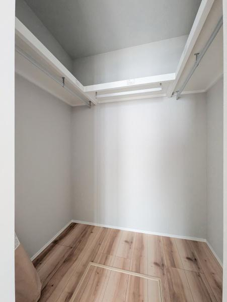 横浜市南区平楽の新築一戸建の収納|WICでお部屋もスッキリと利用できます！
洋服以外にも収納できるのは嬉しいポイント！