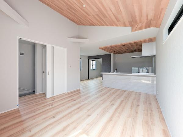 横浜市南区平楽の新築一戸建の居間・リビング|自慢したくなるリビング！
形も良く家具の配置にも困りません。