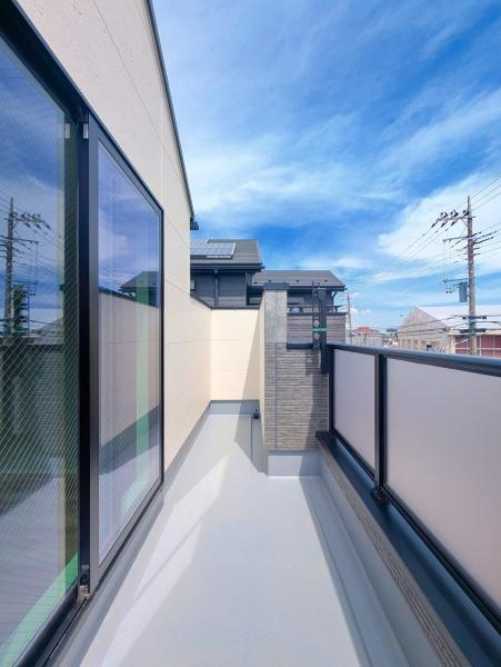 横浜市南区平楽の新築一戸建のバルコニー|明るく広いバルコニー♪
春は桜が望めます！