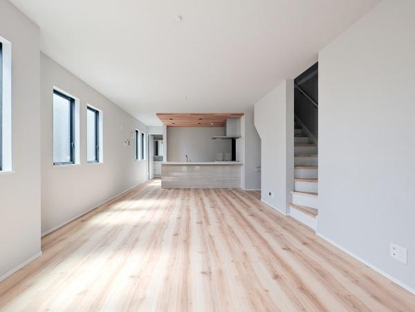 横浜市南区平楽の新築一戸建の居間・リビング|自慢したくなるリビング！
形も良く家具の配置にも困りません。