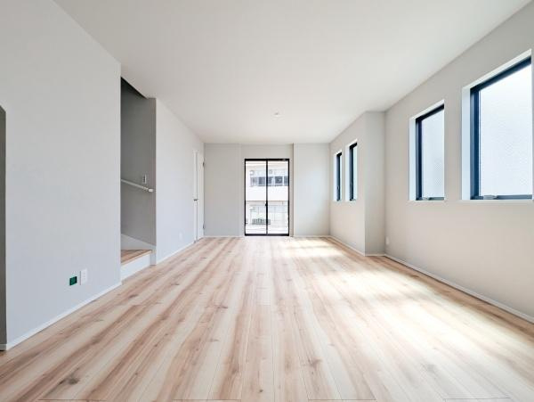横浜市南区平楽の新築一戸建の居間・リビング|窓からは明るい光が差し込みます！
電気をつけなくても明るいです。