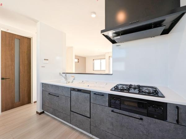 横浜市瀬谷区瀬谷２丁目の新築一戸建の内観：施工例|同仕様のキッチンです！
食器洗機付きになります！
設備、収納充実のキッチンです。
