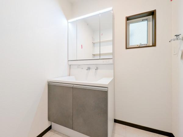 横浜市瀬谷区瀬谷２丁目の新築一戸建の内観：施工例|同仕様の洗面化粧台です。
収納もしっかりとあります！
