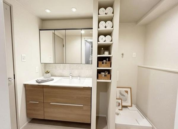 【独立洗面台】 | グランスイート二子玉川スタイルフォート | 十分な大きさの洗面台は収納力大。身だしなみチェックや歯磨きなど、朝の慌ただしい時間でも余裕とゆとりを感じられます♪