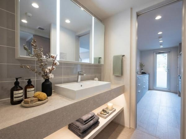 サウススクエアの独立洗面台|十分な大きさの洗面台は収納力大。身だしなみチェックや歯磨きなど、朝の慌ただしい時間でも余裕とゆとりを感じられます♪※CGにて家具等の配置をしております。なお家具等は販売価格には含まれておりません。