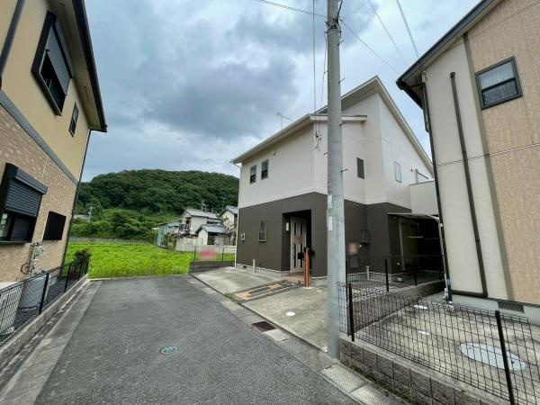 高野口町大野　中古戸建の前面道路含む現地写真