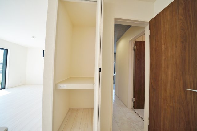【駅近×平坦】落ち着いた低層住宅地に佇む47坪の住まい｜仲介手数料無料の収納|家族との会話が自然と生まれる、開放感のあるキッチンスペース。