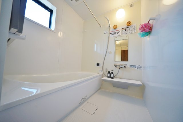 【駅近×平坦】落ち着いた低層住宅地に佇む47坪の住まい｜仲介手数料無料の浴室|一日の疲れを癒す、ゆったりとしたバスルーム空間。
