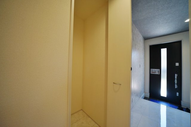 【駅近×平坦】落ち着いた低層住宅地に佇む47坪の住まい｜仲介手数料無料の収納|日用品や掃除道具などをすっきり収められる、あると嬉しい収納スペース。