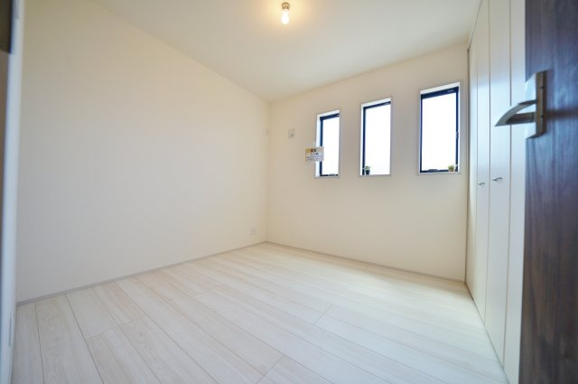 【駅近×平坦】落ち着いた低層住宅地に佇む47坪の住まい｜仲介手数料無料の洋室|コンパクトながらも使い勝手の良い空間。書斎や子ども部屋にも最適です。