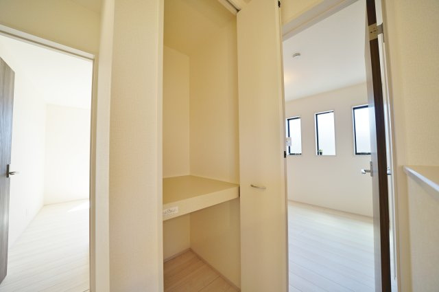 【駅近×平坦】落ち着いた低層住宅地に佇む47坪の住まい｜仲介手数料無料の収納|季節物や家族共有のアイテムをまとめて収納できる便利なスペース。