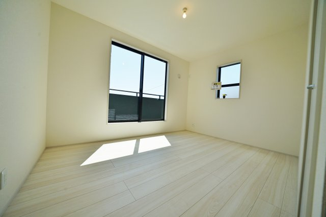 【駅近×平坦】落ち着いた低層住宅地に佇む47坪の住まい｜仲介手数料無料の洋室|心地よい光が差し込む、ゆとりあるプライベート空間。