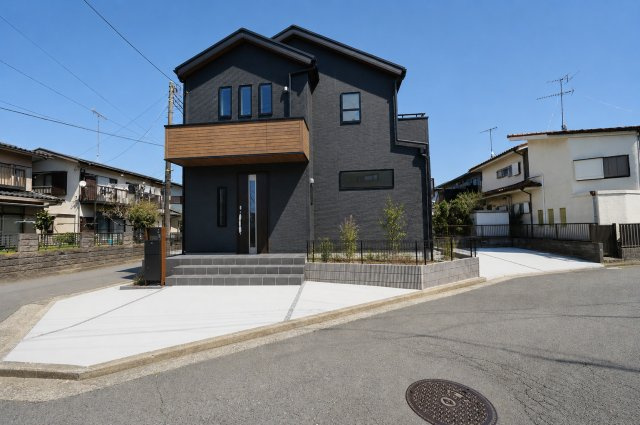 【駅近×平坦】落ち着いた低層住宅地に佇む47坪の住まい｜仲介手数料無料の外観|角地ならではの開放感と、ゆとりある街並みに包まれる暮らし。