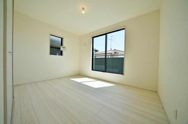 【駅近×平坦】落ち着いた低層住宅地に佇む47坪の住まい｜仲介手数料無料の洋室|シンプルで落ち着いた空間。ライフスタイルに合わせて自由に使えます。