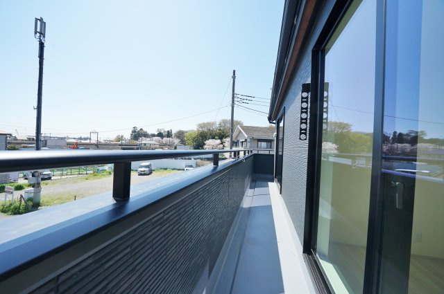 【駅近×平坦】落ち着いた低層住宅地に佇む47坪の住まい｜仲介手数料無料のバルコニー|陽当たりの良い南向きバルコニー。洗濯物も気持ちよく乾きます。