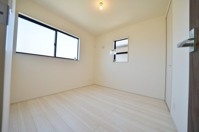 【駅近×平坦】落ち着いた低層住宅地に佇む47坪の住まい｜仲介手数料無料の洋室|やわらかな光が差し込む、落ち着いたプライベート空間。