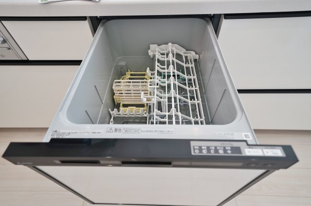【駅近×平坦】落ち着いた低層住宅地に佇む47坪の住まい｜仲介手数料無料のキッチン|家事の負担を軽減してくれる食洗機を搭載。 食後の片付けもスムーズで、家族との時間をしっかり確保できます。