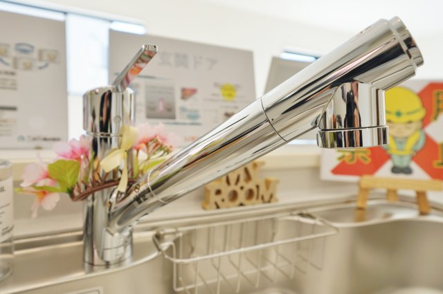 【駅近×平坦】落ち着いた低層住宅地に佇む47坪の住まい｜仲介手数料無料のキッチン|使い勝手の良いシャワー水栓を採用。 シンクの隅々まで洗いやすく、日々の家事も快適に行えます。