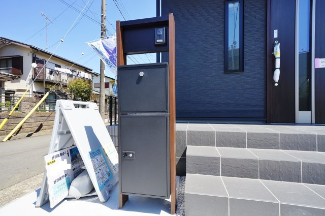 【駅近×平坦】落ち着いた低層住宅地に佇む47坪の住まい｜仲介手数料無料の設備|不在時でも荷物を受け取れる宅配ボックス付きポスト。忙しい日常をサポートしてくれる嬉しい設備です。