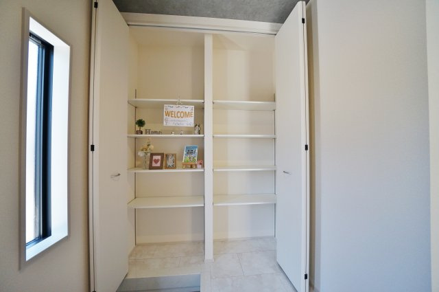 【駅近×平坦】落ち着いた低層住宅地に佇む47坪の住まい｜仲介手数料無料の収納|上質な空間が広がる玄関。訪れる人をやさしく迎え入れてくれます。